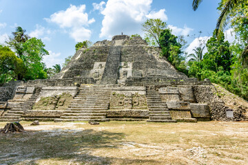 Fototapeta na wymiar Lamanai Temple Mayan Ruins in Belize.