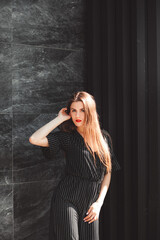 Obraz premium beautiful model on the city streets
