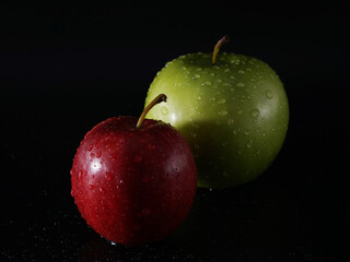 Red and green apples with water droplets