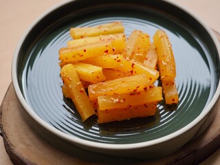 아시아 음식 단무지 
