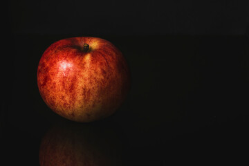 Fototapeta na wymiar apple on black background on reflection