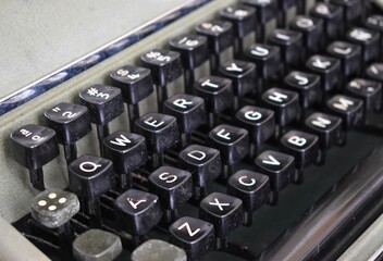 Primer plano de las teclas de una vieja máquina de escribir