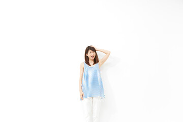 女性　頭を抱える