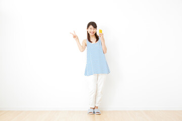 女性　ピースサイン