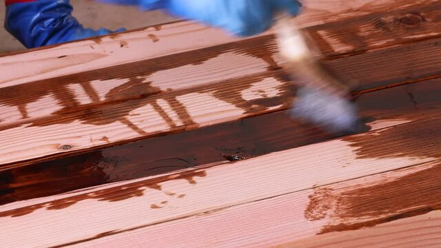 建築材（大引き）の防腐防虫材の塗装