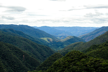 Naklejka premium Trilha no rio Betary no parque estadual Petar no vale do ribeira estado de são paulo brazil, com chachoeiras, cavernas, árvores, plantas