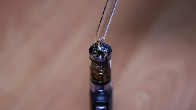 Refiling the vape pen with e liquid