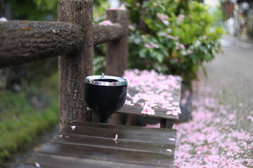 川沿いの喫煙所