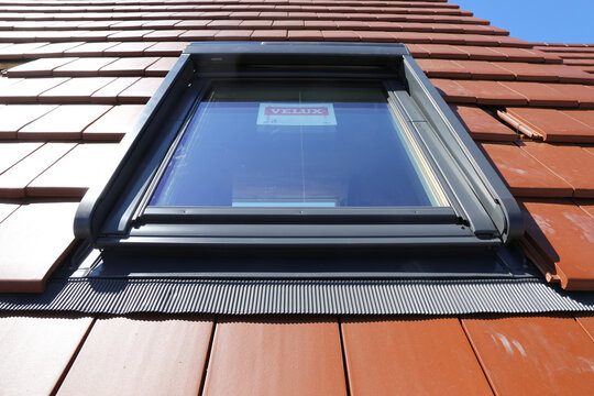 Neues Dachfenster des Herstellers &bdquo;Velux&ldquo; an einem neu eingeckten Ziegeldach (Mutterstadt, Deutschland, 06/05/2020)