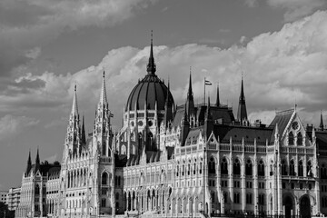 Czarno-biały widok na parlament w Budapeszcie