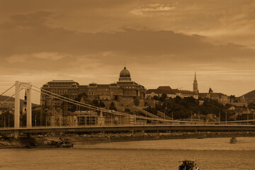 Widok w sepii na most Elżbiety i zamek królewski w Budapeszcie z rzeki Dunaj - obrazy, fototapety, plakaty