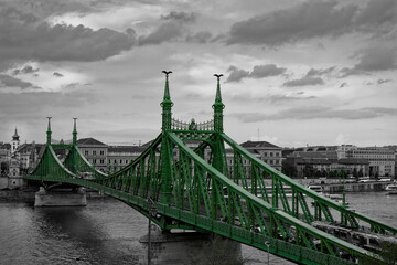 Czarno-Biały widok na stary zielony most wolności w Budapeszcie - obrazy, fototapety, plakaty
