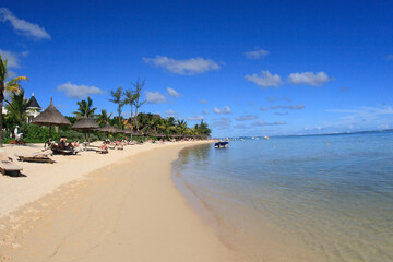 An Strand im Süden der Insel Mauritius