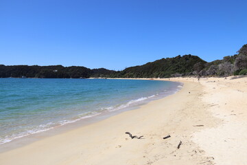 Plage de sable blanc du parc Abel Tasman, Nouvelle Zélande	
