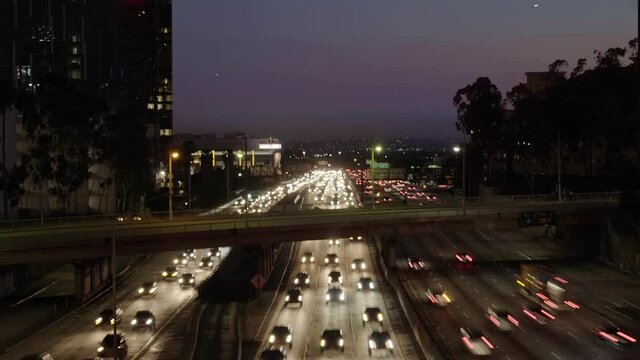Time-lapse of the traffic of Los Angeles by the end of the day.