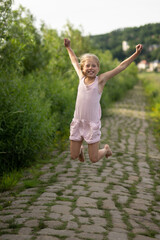 M&auml;dchen beim unbeschwerten Spielen und Bewegen in der Freizeit, auf Wiesenpfaden, am Strand, See und dem Fluss Elbe