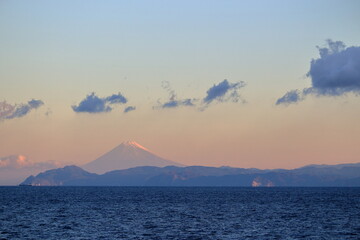 Fototapeta na wymiar 朝焼けに染まる富士山
