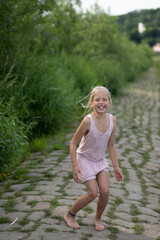 Mädchen beim unbeschwerten Spielen und Bewegen in der Freizeit, auf Wiesenpfaden, am Strand, See und dem Fluss Elbe