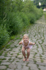 M&auml;dchen beim unbeschwerten Spielen und Bewegen in der Freizeit, auf Wiesenpfaden, am Strand, See und dem Fluss Elbe