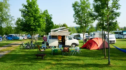 Foto op Plexiglas Kamperen Schöner Familien Camping Urlaub mit Camping Bus Wohnmobil in Deutschland Europa Campingplatz