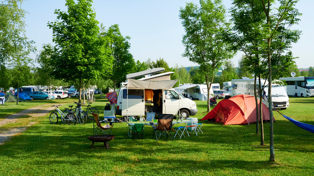 Schöner Familien Camping Urlaub mit Camping Bus Wohnmobil in Deutschland Europa Campingplatz