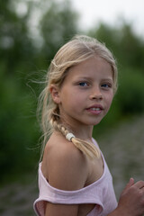 Mädchen beim unbeschwerten Spielen und Bewegen in der Freizeit, auf Wiesenpfaden, am Strand, See...