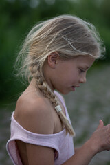 Mädchen beim unbeschwerten Spielen und Bewegen in der Freizeit, auf Wiesenpfaden, am Strand, See und dem Fluss Elbe