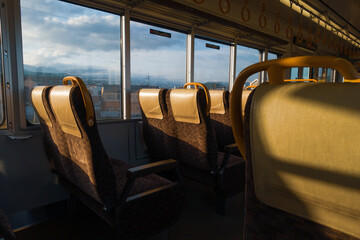 Fototapeta premium 乗客のいない朝の電車内の風景