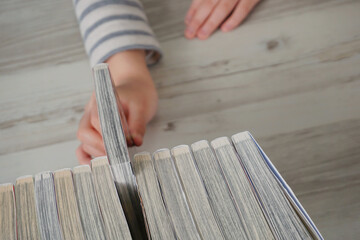 A Child choosing a book.  本を選ぶ子供