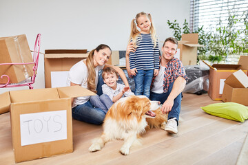 Familie mit Kinder und Hund beim Umzug