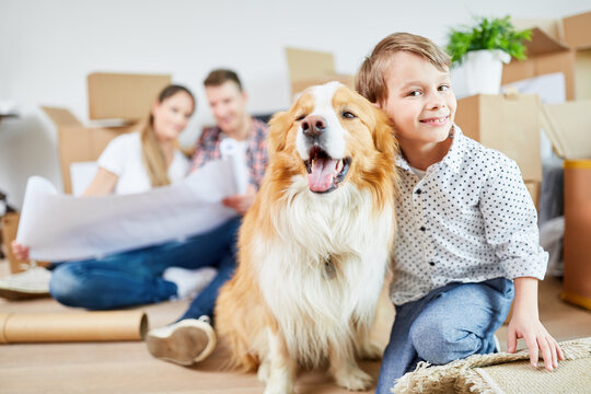 Junge und sein Hund als bester Freund