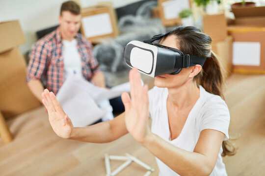 Paar bei der Raumgestaltung mit Virtual Reality
