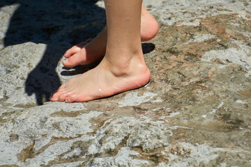 Barfuß im kalten Wasser