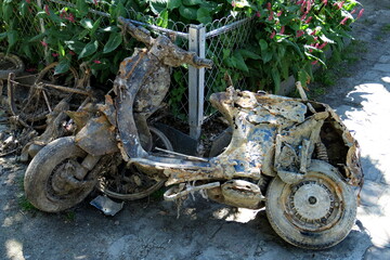 Scooter rouillé recouvert de terre retiré du canal. Paris