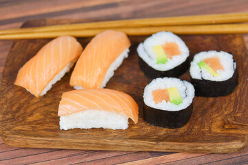 assiette de sushi et maki	