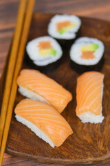 assiette de sushi et maki	