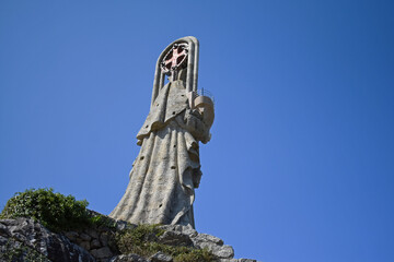 La Virgen de la Roca es una imponente escultura de piedra en Baiona (Galicia - España) que representa a la Virgen María con un bote en la mano derecha. que es un mirador.
