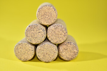 Korki od butelek od wina na żółtym tle.