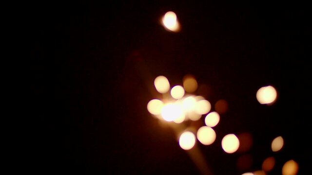 Spritzkerze vor schwarzem Hintergrund