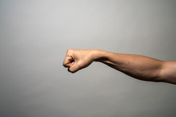 白バックの前で握り拳