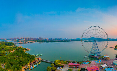 Obraz premium Dusk scenery of Lihu scenic spot, Wuxi City, Jiangsu Province, China