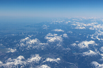 Widok z samolotu na góry Alpejskie. Śnieg na górach gór.  - obrazy, fototapety, plakaty