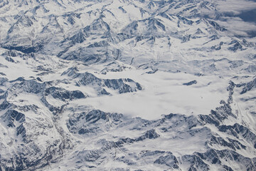 Widok z samolotu na góry Alpejskie. Śnieg na górach gór.  - obrazy, fototapety, plakaty