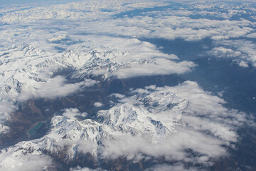 Widok z samolotu na góry Alpejskie. Śnieg na górach gór. Widok na Jezioro i alpejskie miasteczka. - obrazy, fototapety, plakaty