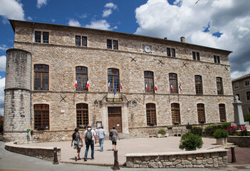 Obraz premium L'hôtel de ville de Vallon Pont d'Arc dans le sud de l'Ardèche (France)