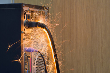 Sparks caused by a short circuit of the computer Causes of computers and old power cords Not...