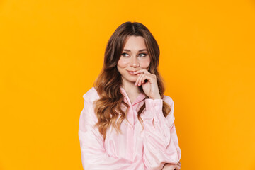 Fototapeta premium Wizerunek pięknej kobiety zadowolony, uśmiechając się i patrząc na bok