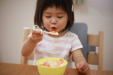 トレーニング箸を使う女の子