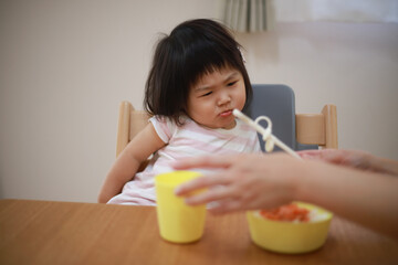 食事が不満そうな女の子