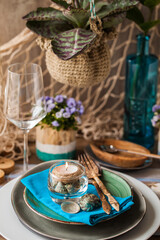 Maritim gedeckter Tisch mit kreativer Dekoration